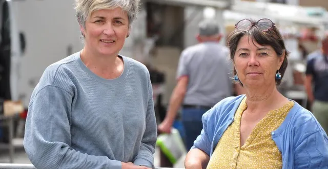 photo  dominique leloup (à droite) et stéphanie dubois-gasnot font de la défense des services publics leur cheval de bataille.  &copy;  le maine libre 
