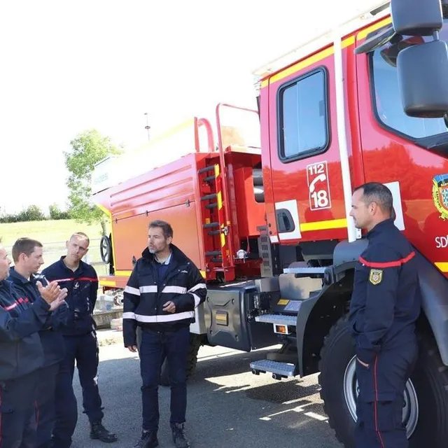 photo 18 sapeurs-pompiers ont découvert le nouveau camion-citerne feux de forêt lundi 30 mai.  ©  sdis 72