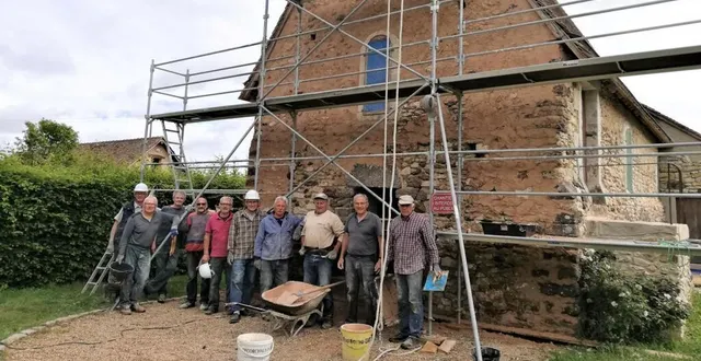 photo  17 bénévoles de l’association pour la sauvegarde du patrimoine de laigné-en-belin, présidée par michel coulon, ont effectué ces travaux de ravalement.  &copy;  ouest-france 
