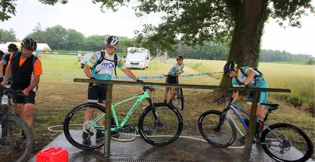 photo  a l’arrivée, les vélos avaient le droit à une douche…  &copy;  le maine libre 