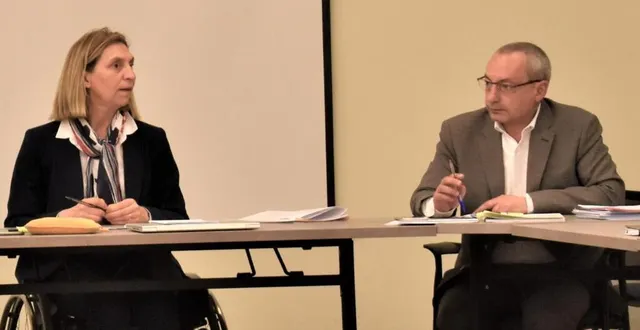 photo  valérie radou présidente de la 4cps, et eric badin directeur général, se sont réunis à cures en conseil communautaire.  &copy;  le maine libre 