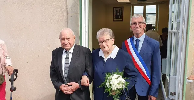 photo  maurice et édith accompagnés par joël ciron, maire de duneau à la sortie de la mairie.  &copy;  ouest-france 