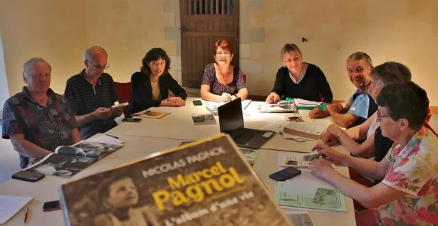 photo  élisabeth niveau, présidente de parcé découverte et patrimoine, et isabelle chiaramonti-monnet, vice-présidente, entourées d’autres membres de l’association en pleine session de travail sur l’exposition pagnol, en mai 2022.  &copy;  ouest-france 