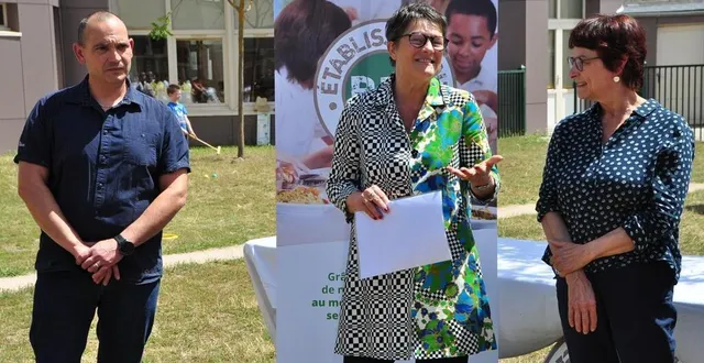 photo  le label a été remis par fanny lemaire (au centre) à la maire nadine grelet-certenais, en présence de mickaël devaux, responsable de la cuisine centrale.  &copy;  le maine libre 