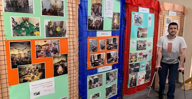 photo  parmi la vingtaine de bénévoles, benoit manceau, membre actif depuis 2014, assure l’accueil à la bibliothèque où l’exposition est visible jusqu’au 30 septembre 2022.  &copy;  ouest-france 