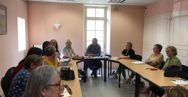 photo  en mairie de la guierche, une réunion sur l’accueil des familles ukrainiennes.  &copy;  le maine libre 