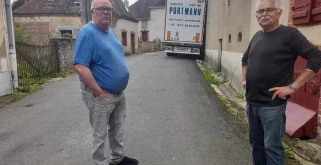 photo  daniel pigal, un riverain, et l’adjoint au maire de semur, claude boblet.  &copy;  le maine libre 