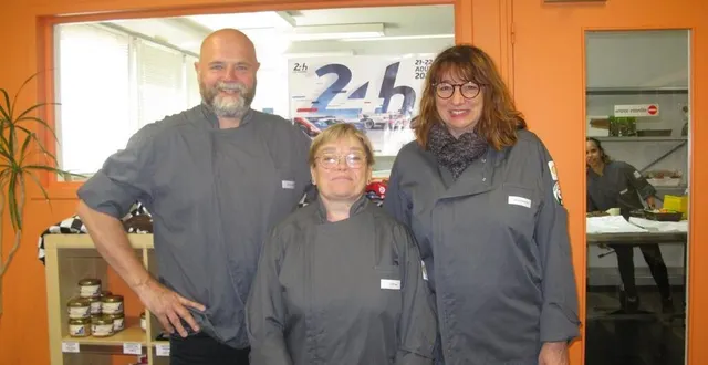photo  christine, entourée de david jousse et magali homyak, qui l’ont aidé à s’épanouir dans le travail de la chocolaterie.  &copy;  ouest-france 
