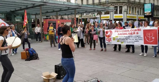photo  angers, place du ralliement, vendredi 10 juin. les psychologues dénoncent notamment la plateforme « monpsy ».  &copy;  ? laurence bulourde 
