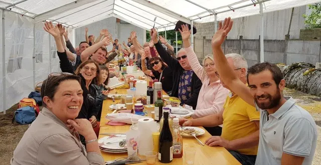 photo  dimanche midi, les habitants de rouperroux-le-coquet se sont retrouvés dans la cour de l’ancienne école pour la fête des voisins.  &copy;  le maine libre 