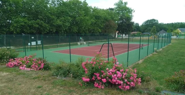photo  le court de tennis municipal, situé rue du clos.  &copy;  mairie de loir-en-vallée 