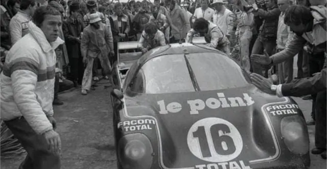 photo  la rondeau n° 16 future victorieuse au ravitaillement, en 1980.  &copy;  archives ouest-france 