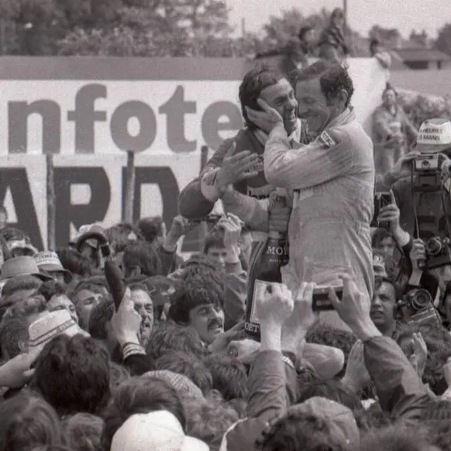 photo le 15 juin 1980, le manceau jean rondeau (à gauche) exulte sur le podium des 24 heures, en compagnie de son coéquipier, le caennais jean-pierre jaussaud.  ©  archives ouest-france
