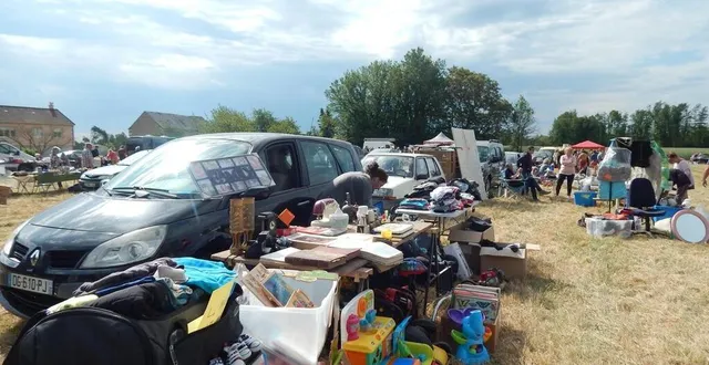 photo  la météo clémente du week-end devrait permettre de nombreuses transactions dans les bric-à-brac, vide-greniers.  &copy;  archives le maine libre 