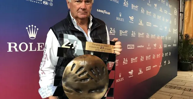 photo  bernard warain, créateur des empreintes des pilotes vainqueurs des 24 heures du mans, pendant le pesage de l’édition 2022.  &copy;  le maine libre 