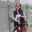 photo  margaux seillé, chargée de promotion de l’office de tourisme de la vallée du loir, présente le « guide du routard » ?sur la vallée du loir à vélo, qui vient de sortir. 