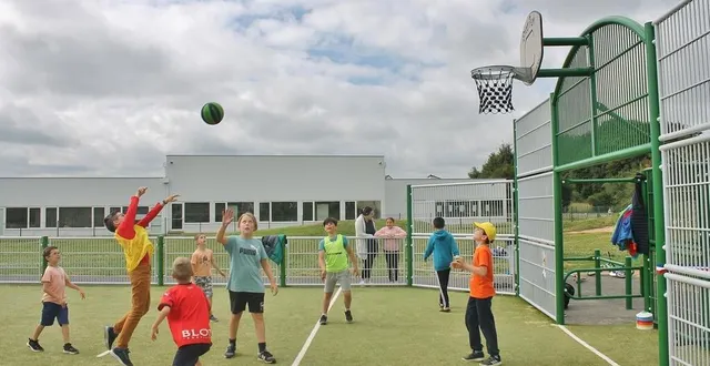 photo  le service des sports et l’école bourgeteau avaient incité les enfants à venir faire du sport pour la matinée d’inauguration du city-stade de gastines, samedi 11 juin, 2022, à sablé-sur-sarthe.  &copy;  ouest-france 
