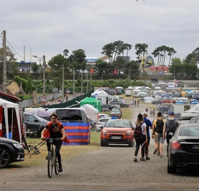 photo particulièrement bien situé, le camping du houx est proche du tram, des concerts et du village des 24 heures. un endroit prisé des britanniques et des danois, entre autres.  ©  ouest-france