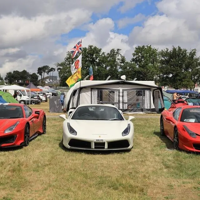 photo devinette : laquelle a tiré la caravane, au second plan ? (attention, il y a un piège…)  ©  ouest-france