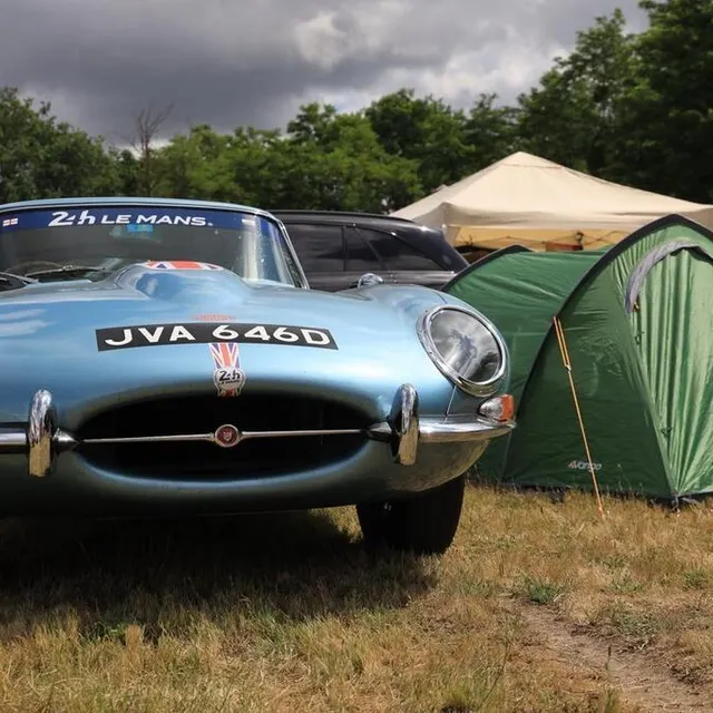 photo les 24 heures, c’est épatant ! vous avez une voiture de collection, hors de prix, à côté d’une petite tente pas bien chère…  ©  ouest-france