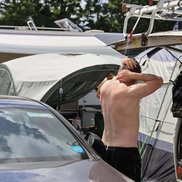 photo même au milieu des supercars, innombrables au camping du houx, la douche du matin, c’est comme une forme de renaissance…  ©  ouest-france