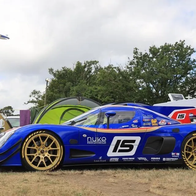 photo typiquement britannique : venir camper en ultima gtr…  ©  ouest-france