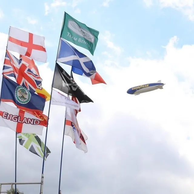 photo plus qu’une volonté de marquer un territoire, les drapeaux permettent de localiser un campement. ainsi, en cas de grosse fatigue, un anglais peut revenir au bercail…  ©  ouest-france