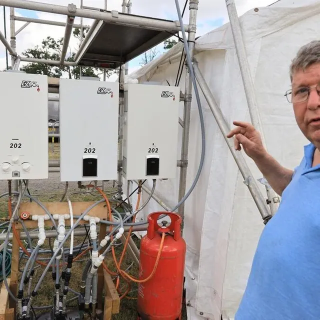 photo peter explique que ses chauffe-eaux, qui sont interdits d’installation hors d’une construction, viennent directement des usa. c’est parfait pour la cambuse de son campement, qu’il partage avec une trentaine d’amis.  ©  ouest-france