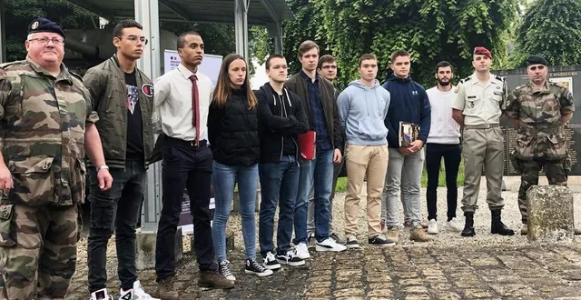 photo  les recrues encadrées par l’adjudant-chef dufay (à gauche), responsable du cirfa d’alençon et son adjoint (à droite).  &copy;  ouest-france 