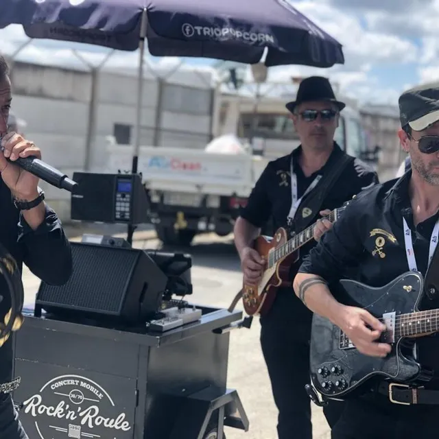 photo un petit groupe de rock dans les allées, avec un groupe sur roulette !  ©  ouest-france