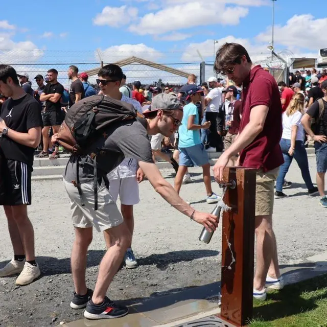 photo il vaut mieux avoir de quoi se désaltérer ce week-end, tellement il fait chaud sur le circuit. jusqu’à 26° attendus à l’ombre !  ©  ouest-france