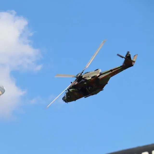 photo des militaires de l’armée de l’air sont venus, par hélicoptère, donner le drapeau des 24 heures du mans, à quelques minutes du départ de la course.  ©  ouest-france