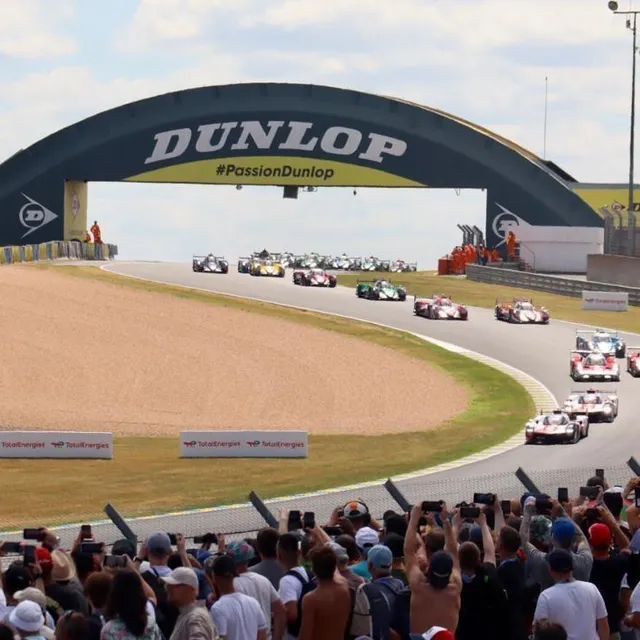 photo les téléphones portables étaient de sortie, pour immortaliser le départ de la 90e édition des 24 heures du mans.  ©  ouest-france