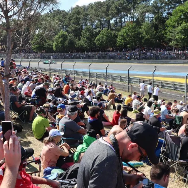 photo un monde fou sur le circuit des 24 heures du mans, pour le lancement de la 90e édition, ce samedi 11 juin 2022.  ©  ouest-france