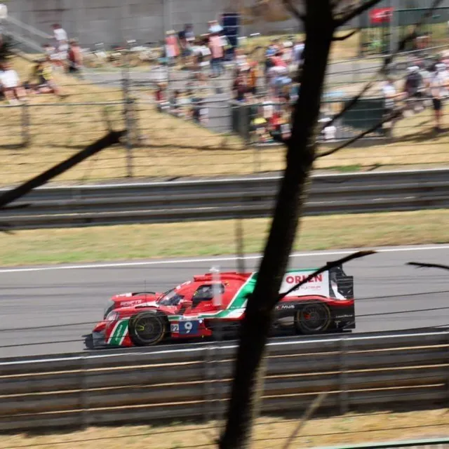 photo l’oreca prema se faufile parmi les arbres.  ©  ouest-france