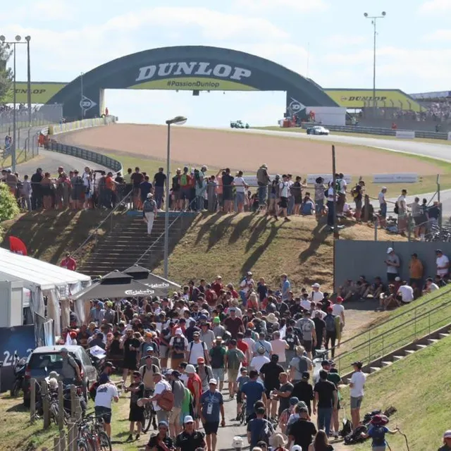 photo un monde fou sur le circuit des 24 heures du mans, pour le lancement de la 90e édition, ce samedi 11 juin 2022.  ©  ouest-france