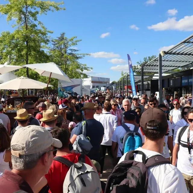 photo un monde fou sur le circuit des 24 heures du mans, pour le lancement de la 90e édition, ce samedi 11 juin 2022.  ©  ouest-france