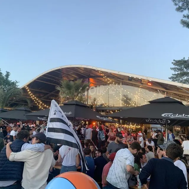 photo avant le coucher du soleil et pendant toute la nuit, les spectateurs ont pu profiter des nombreux concerts proposés sur le circuit.  ©  ouest-france