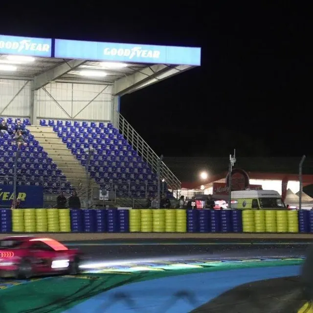 photo les tribunes se vident peu à peu pendant la nuit, alors qu’elles seront pleines ce dimanche, pour la fin de la course.  ©  ouest-france
