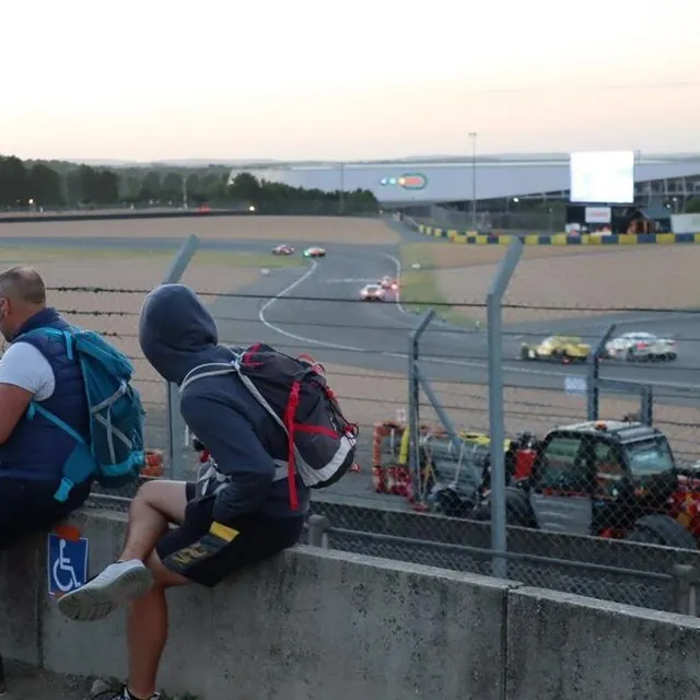 photo au petit matin, plusieurs fidèles étaient toujours au poste !  ©  ouest-france