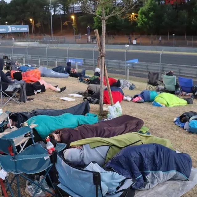 photo beaucoup de spectateurs ont passé la nuit sur le circuit, bien enroulés dans leur duvet.  ©  ouest-france