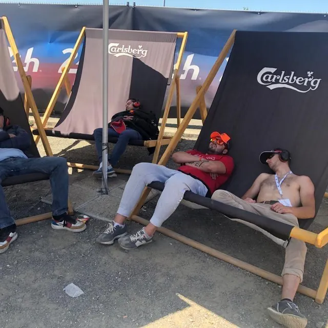 photo petite sieste avant l’arrivée finale des 24 heures du mans. il fait très chaud en ce début d’après-midi, ce dimanche, sur le circuit.  ©  ouest-france