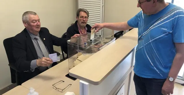 photo  à vimoutiers (orne), jacques est en train de voter devant le maire guy romain et son adjoint aux finances, philippe touchain.  &copy;  ouest-france 