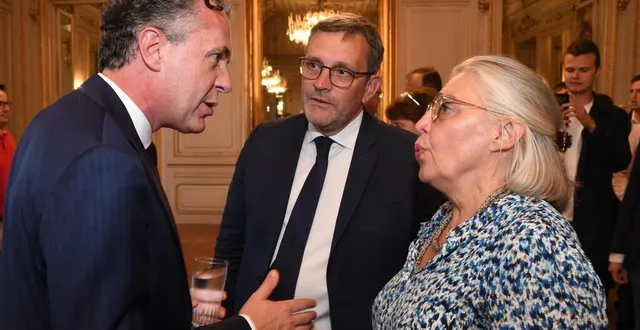photo  nicole dubré-chirat et philippe bolo, deux députés sortants et arrivés en tête de ce premier tour, en discussion avec le ministre christophe béchu.  &copy;  co – laurent combet 