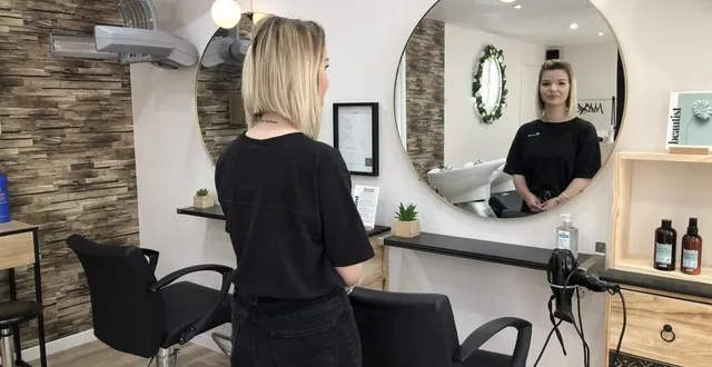 photo  coraline laurion a repris le salon de coiffure de cerisy-belle-étoile, dans l’orne, depuis trois mois.  &copy;  ouest-france 