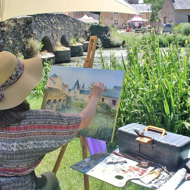 photo le vieux pont est l’un des endroits les plus prisés pendant le week-end d’asnières-sur-toiles.  ©  ouest-france