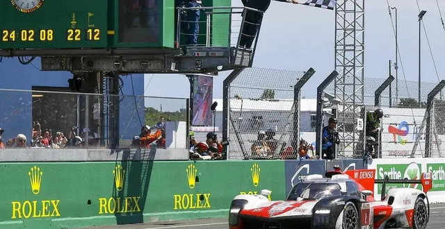photo  le directeur de course dans sa nacelle d’arrivée.  &copy;  le maine libre - yvon loue 