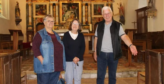 photo  josiane brahim, suzanne wigmore et jean-pierre bansard, membres de l’association de sauvegarde du patrimoine de réveillon, devant le retable de l’église. on aperçoit un strapontin.  &copy;  ouest-france 