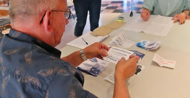 photo  un bulletin du rassemblement national lors du dépouillement dans le bureau de vote n° 1 près de la mairie de sablé-sur-sarthe, dimanche 12 juin 2022, au premier tour des élections législatives.  &copy;  ouest-france 