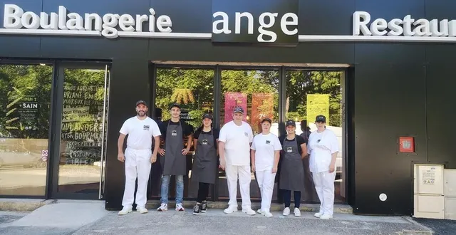 photo  une partie de l’équipe de la boulangerie ange devant le local flambant neuf.  &copy;  ouest-france 